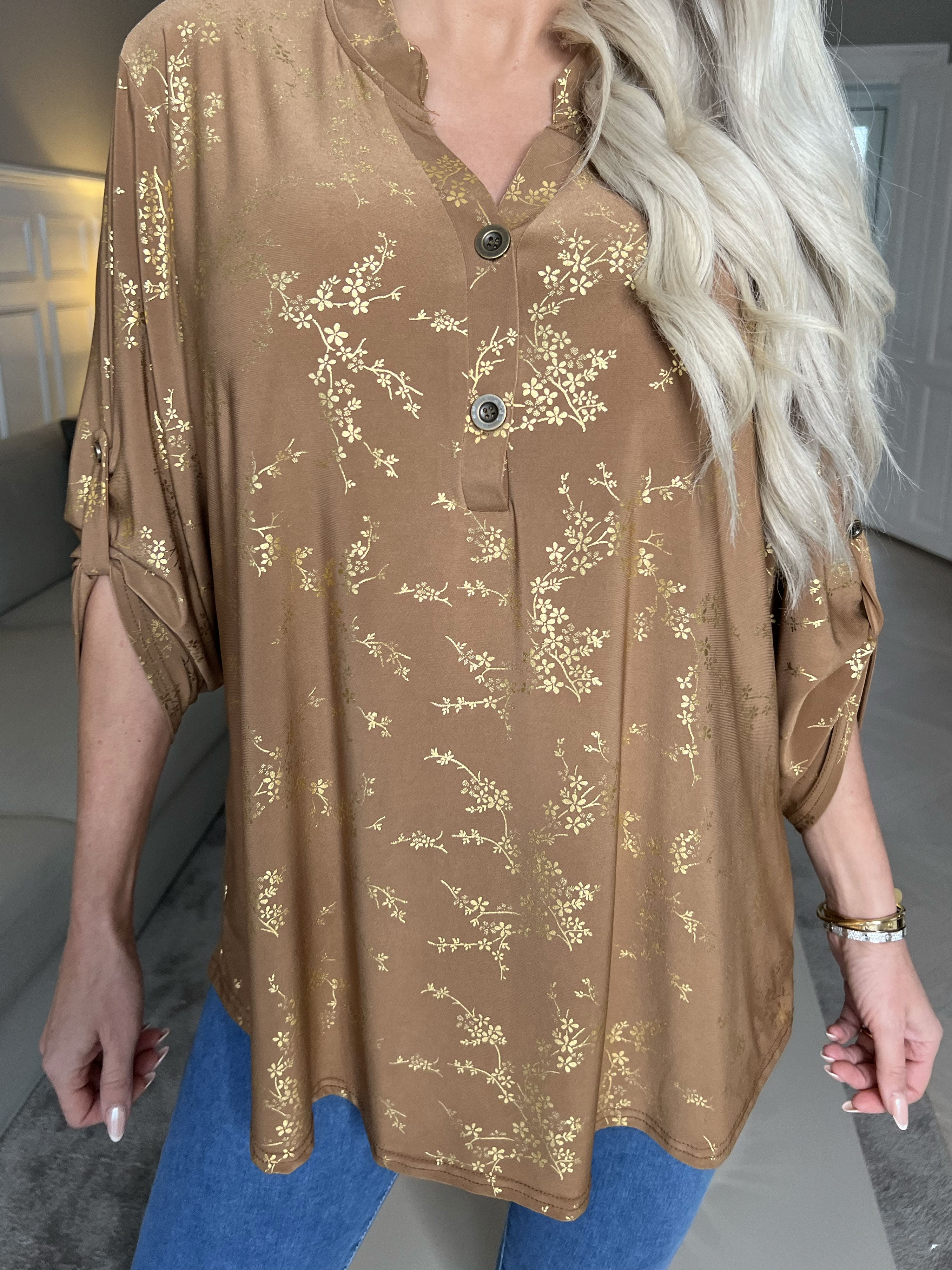 Ebba Gold - Sød bluse i elastisk stof med gulddetaljer